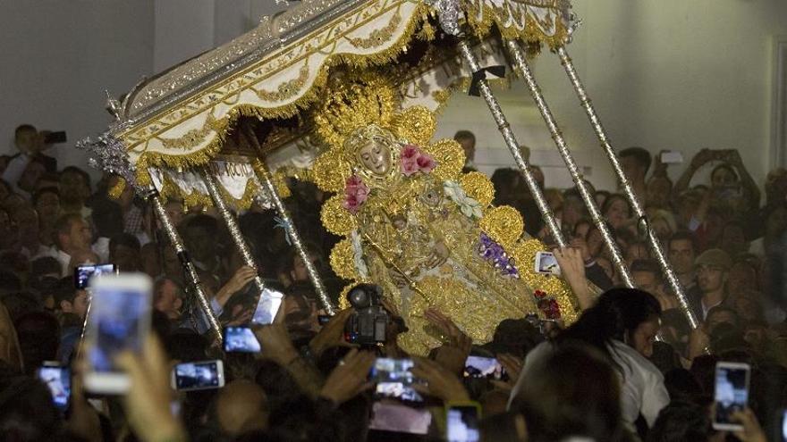 La Virgen del Rocío recorre las calles de la aldea de Almonte.