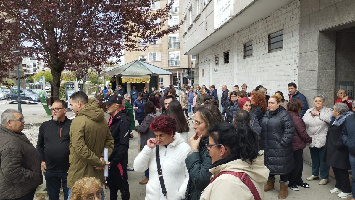 Los vecinos y comerciantes de As Cardosas, esta tarde, durante la protesta.