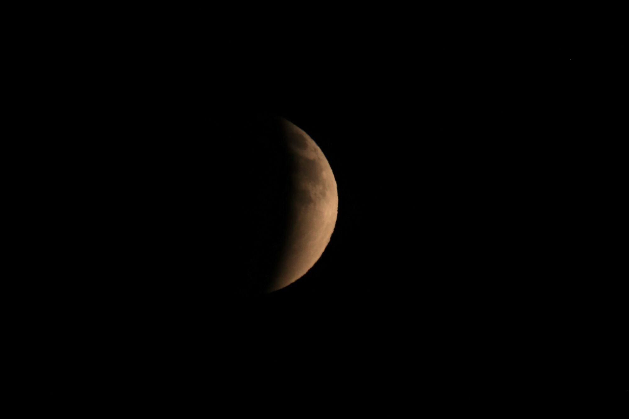 07 September 2025, Greece, Athens: A full moon lunar eclipse also known as "Blood Moon" is seen over Greece. Photo: Aristidis Vafeiadakis/ZUMA Press Wire/dpa Aristidis Vafeiadakis/ZUMA Press / DPA 07/09/2025 ONLY FOR USE IN SPAIN. Aristidis Vafeiadakis/ZUMA Press / DPA;space;Lunar Eclipse;