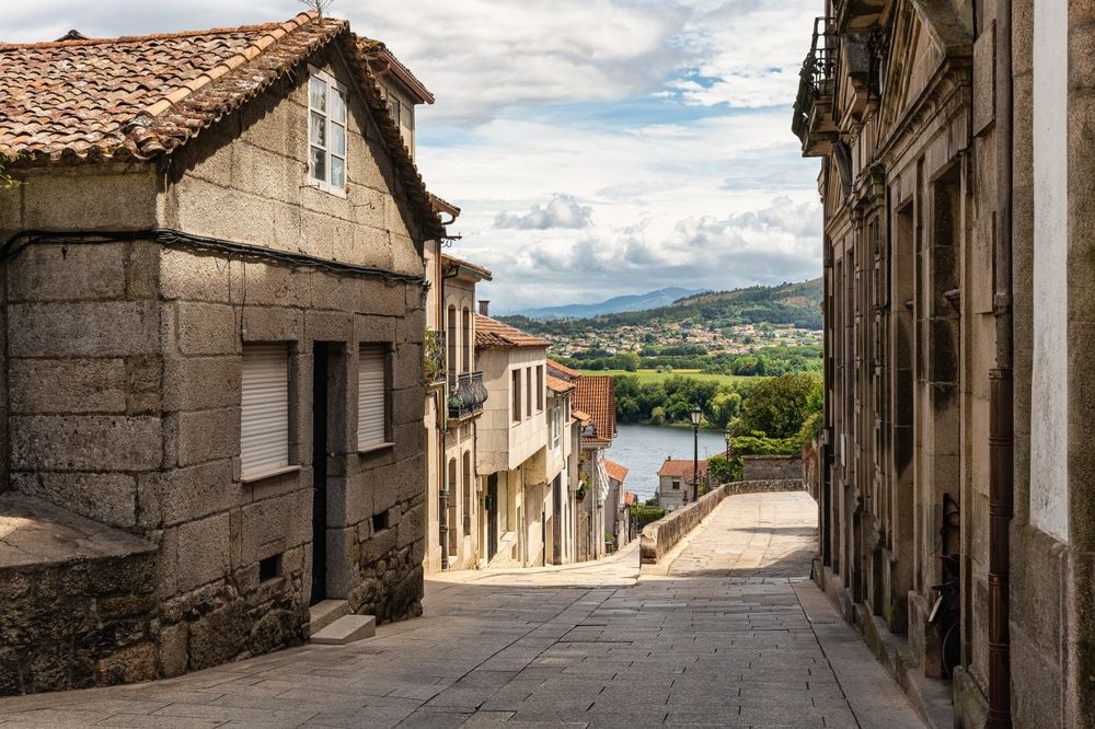 Hermosos paisajes con vistas a las montañas y al río Mino desde la cima de la ciudad medieval de Tui, Galicia