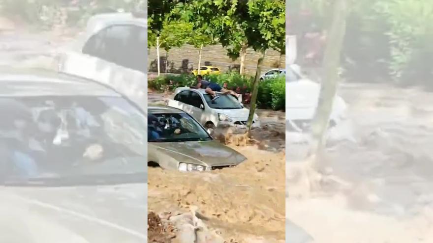 Tormenta en Zaragoza: Varios conductores suben al techo de sus vehículos para evitar la tragedia