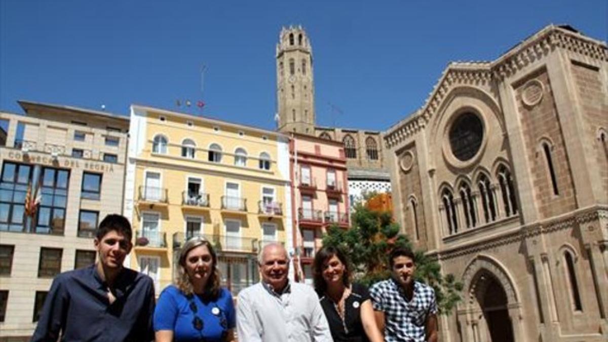 Rabell (centro), con miembros de su candidatura en Lleida, ayer.