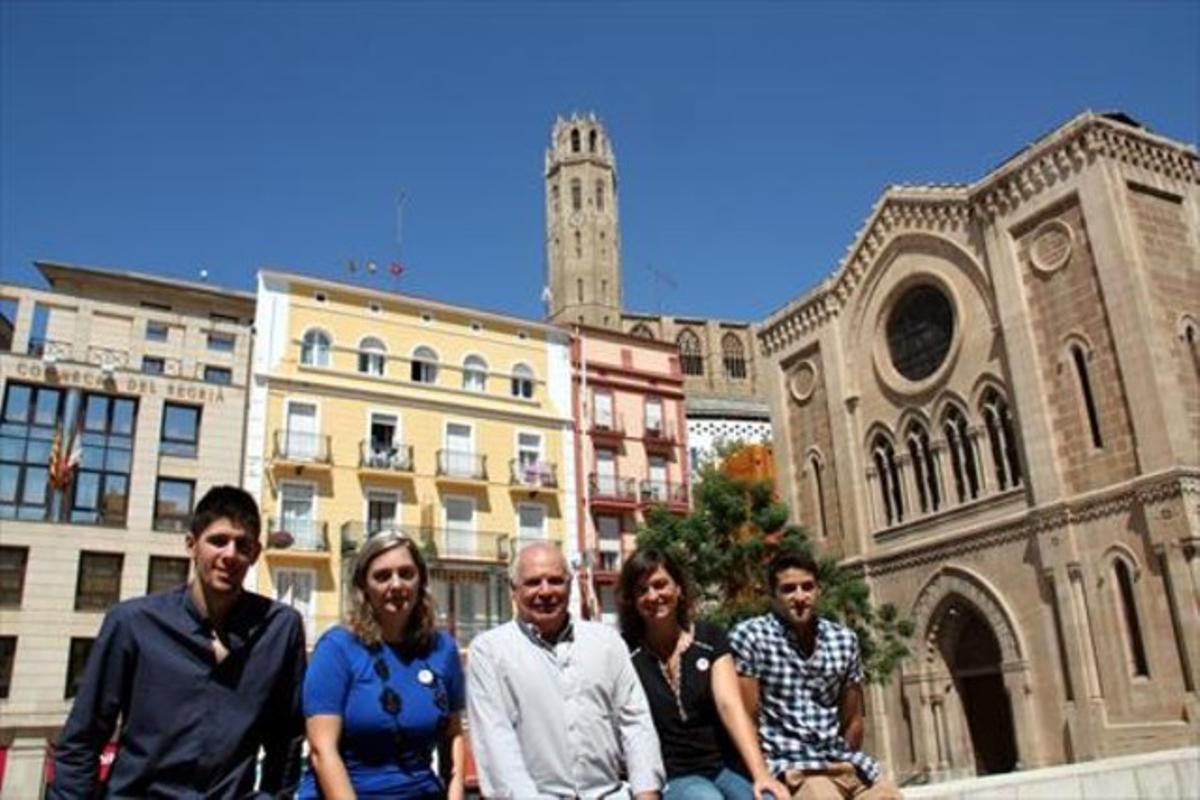 Rabell (centre), amb membres de la seva candidatura a Lleida, ahir.