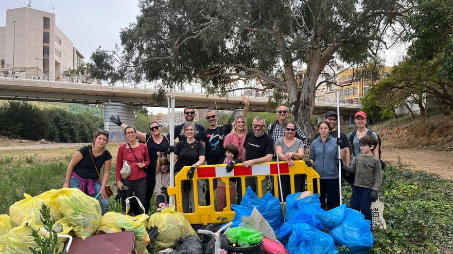 Voluntarios retiran 100 kg de basura del barranco de Paiporta