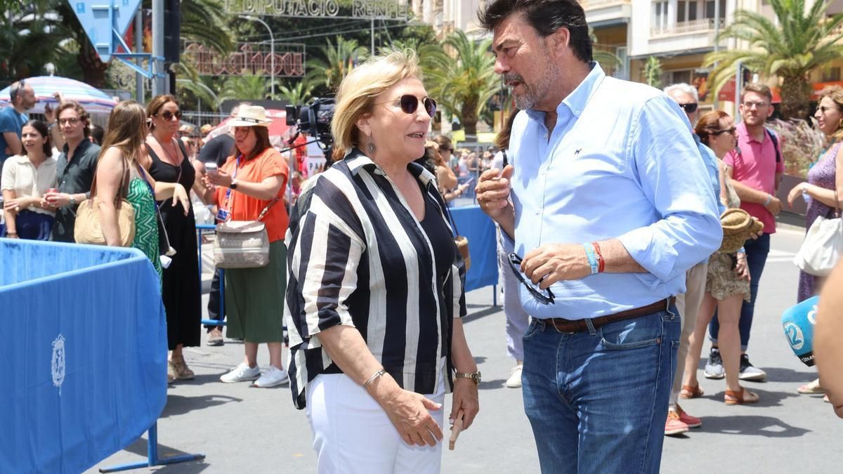 La portavoz del PSOE, Ana Barceló, y el alcalde de Alicante, Luis Barcala, conversan en las pasadas Hogueras.