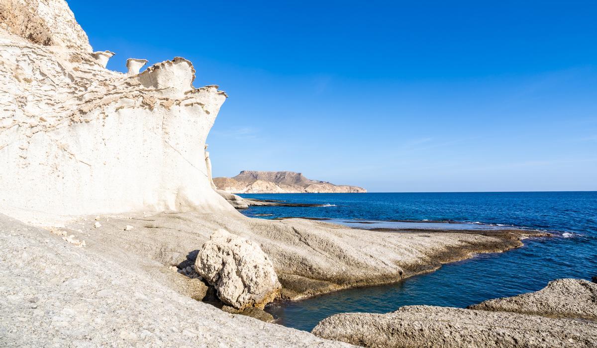 Las curiosas formaciones rocosas de la Cala de Enmedio