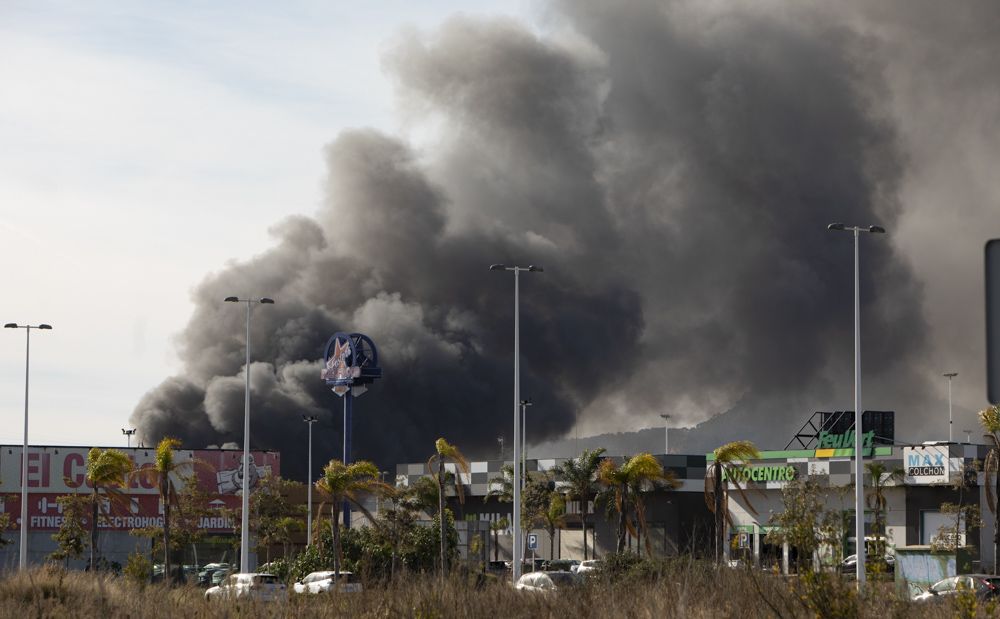 Así ha sido el tremendo incendio que ha arrasado una nave industrial en el Port de Sagunt