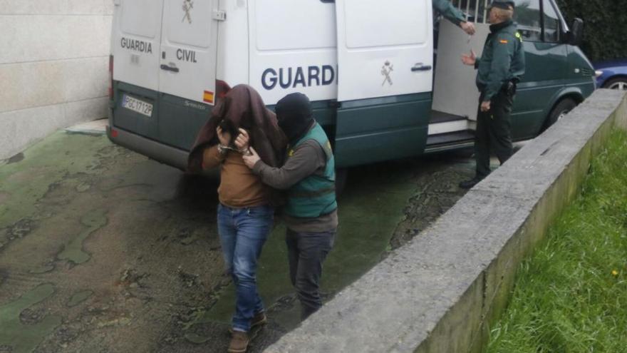 Uno de los arrestados, esta mañana en Vigo. // A. Villar