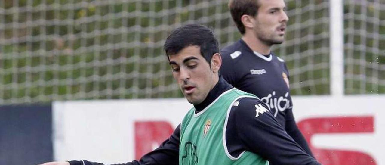 Carlos Castro controla un balón. j. j.