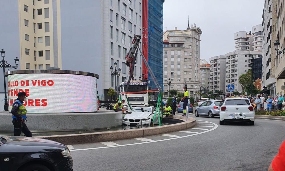 El coche quedó encajado en la fuente