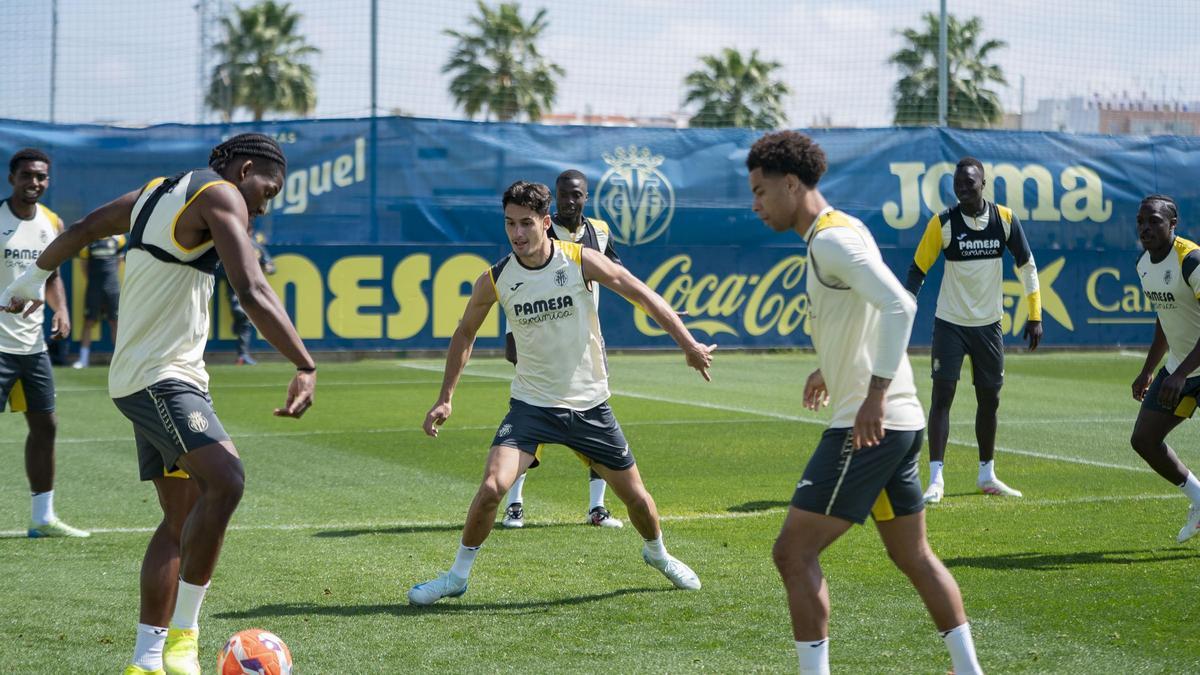 Willy Kambwala, Tajon Buchanan, Sergi Cardona, Nicolas Pepé, Logan Costa, Pape Gueye y Etta Eyong, durante un rondo en Miralcamp.