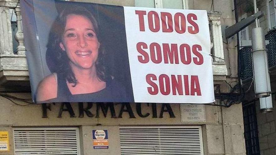 Una de las pancartas colgadas en memoria de Sonia. // Rafa Vázquez