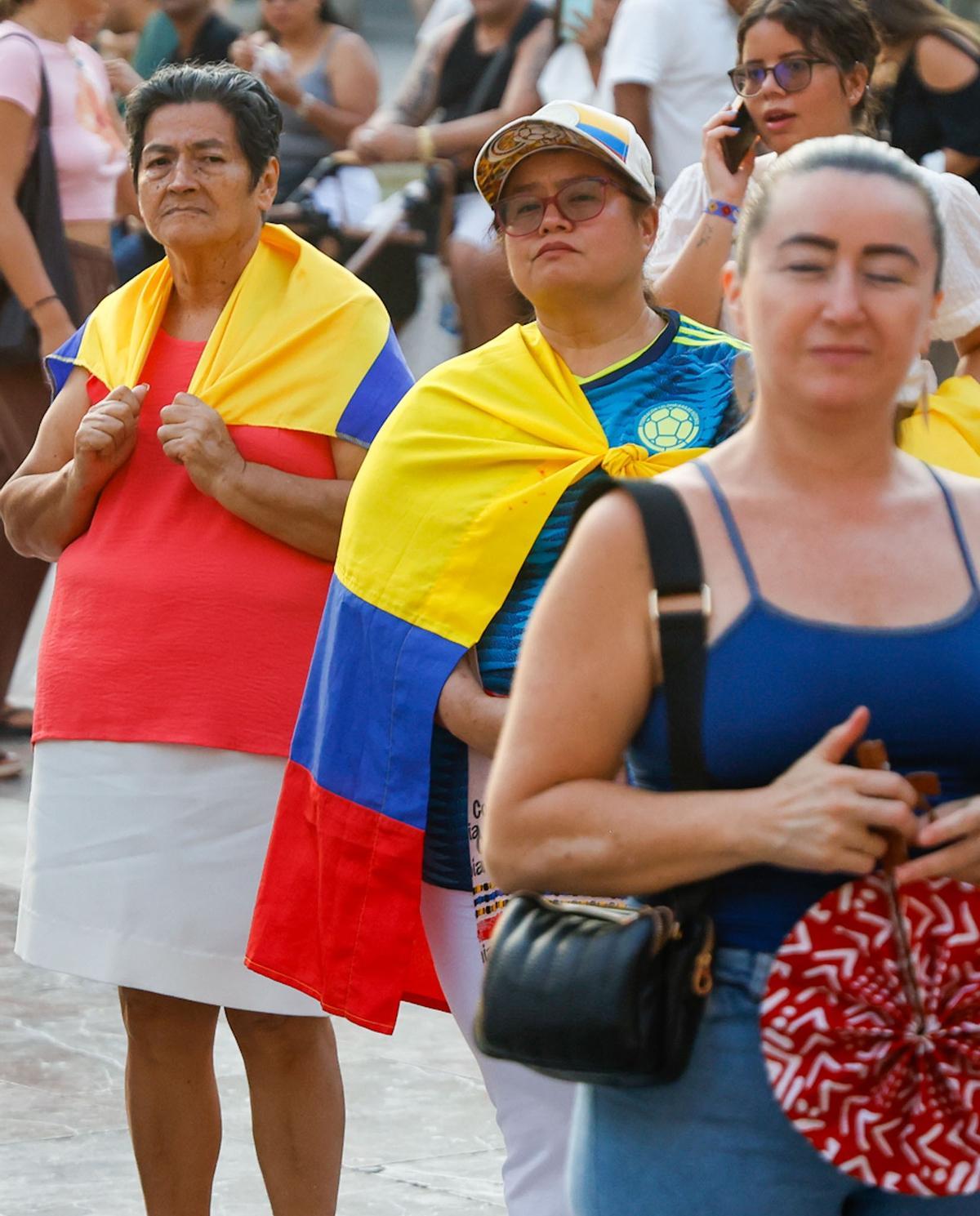 València guarda una vigilia en la plaza de la Virgen en homenaje a las víctimas del terremoto de Colombia