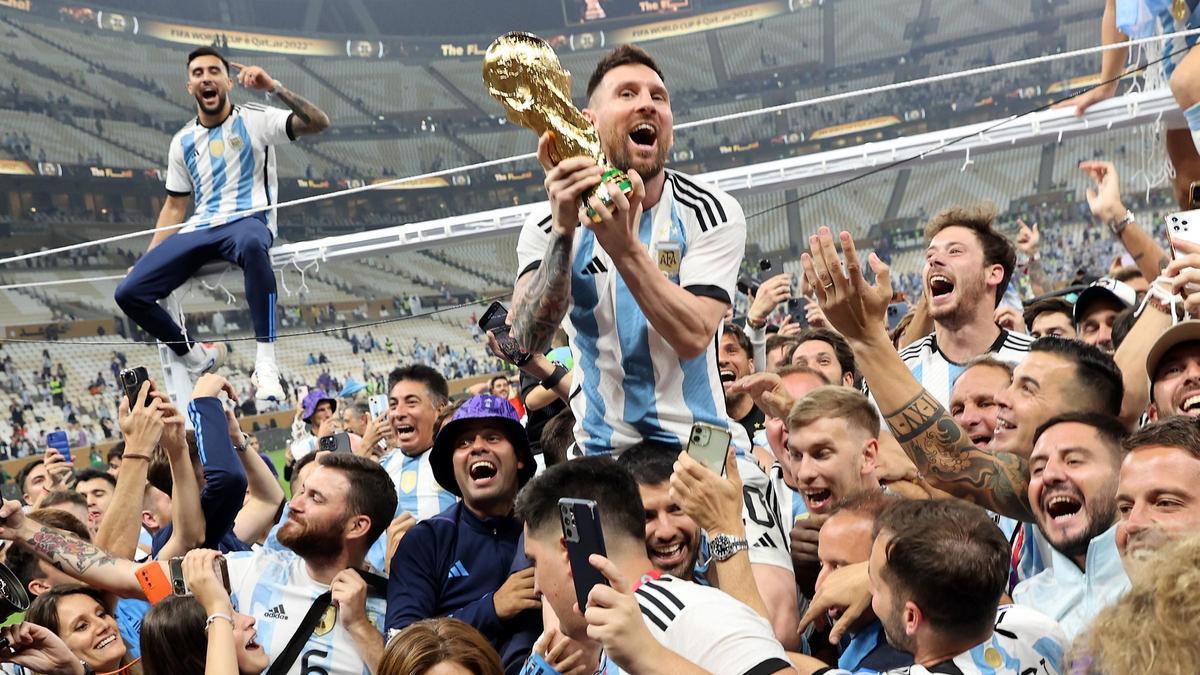 Leo Messi, rodeado de aficionados argentinos, tras ganar el Mundial de Qatar 2022.