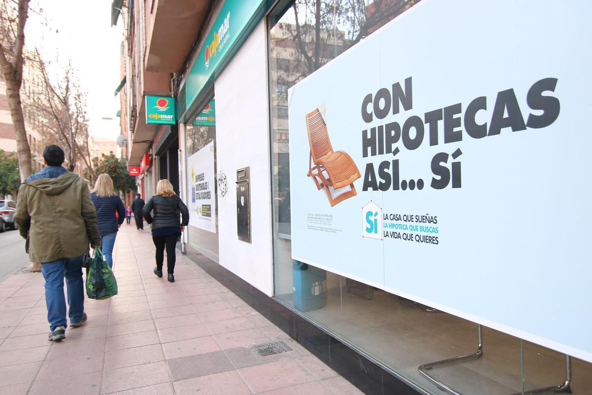 Publicidad de hipotecas en una entidad financiera en una imagen de archivo