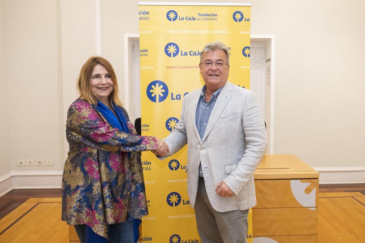 Reyes Martel y Fernando Fernández, tras la firma del convenio entre el Camino de los Valores y la Fundación La Caja de Canarias.