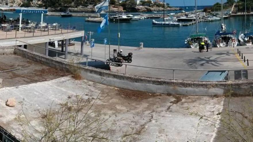 La acera de la calle Sant Lluís se apoya sobre los cuatro varaderos.