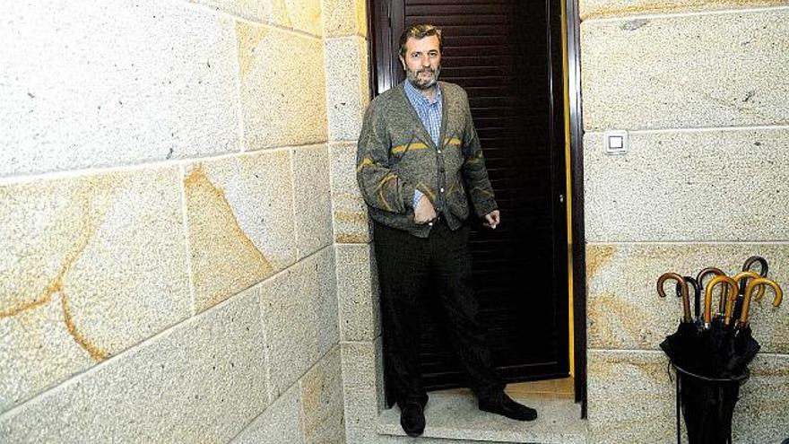 El ex diputado Roberto Taboada, ayer, en el domicilio en el que se perpetró el asalto.