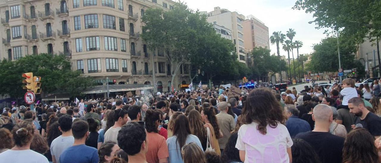 Miles de personas de toda Mallorca llenan las calles del centro de Palma por el derecho a la vivienda y contra la masificación turística