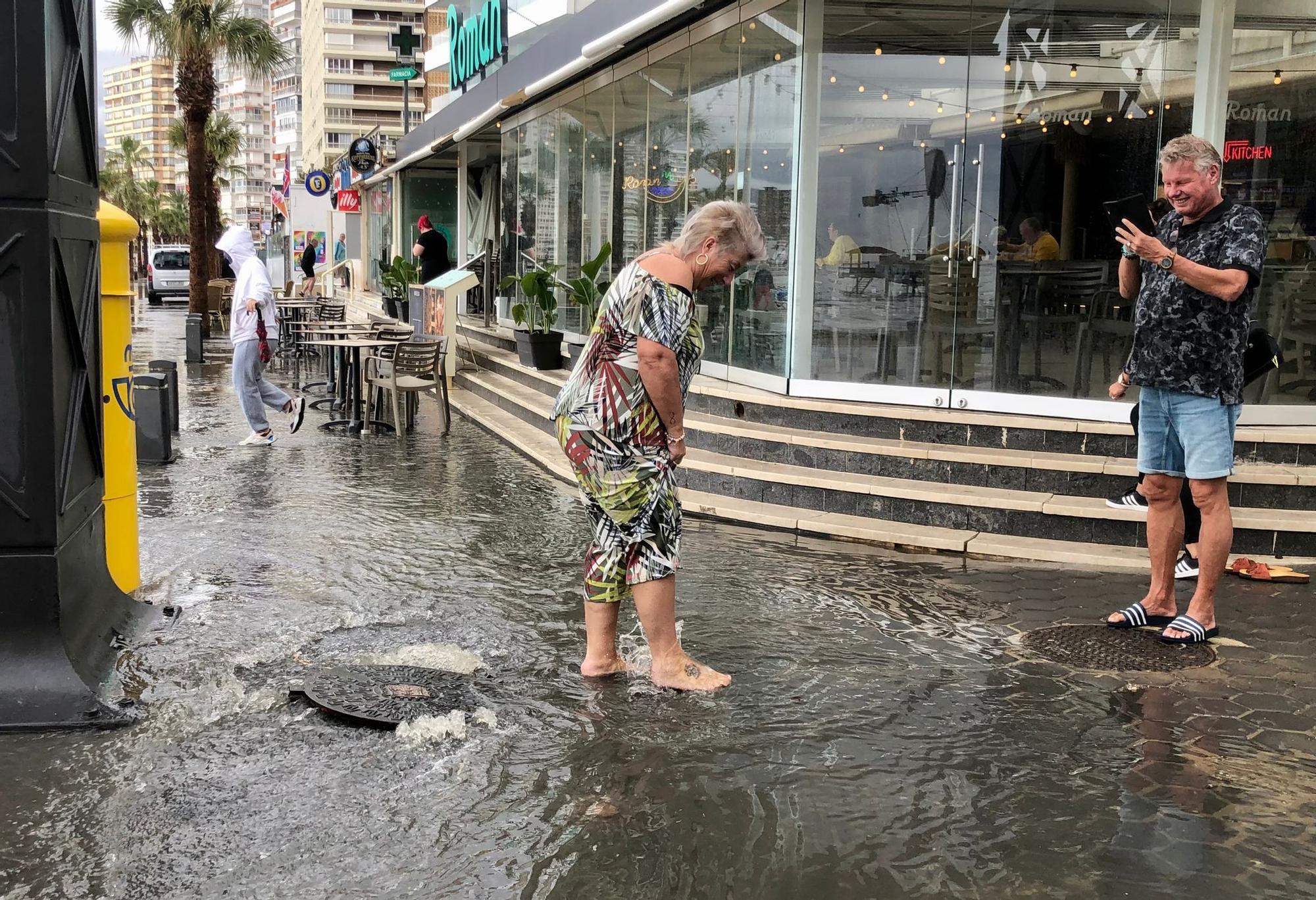 La lluvia inunda las calles de Benidorm