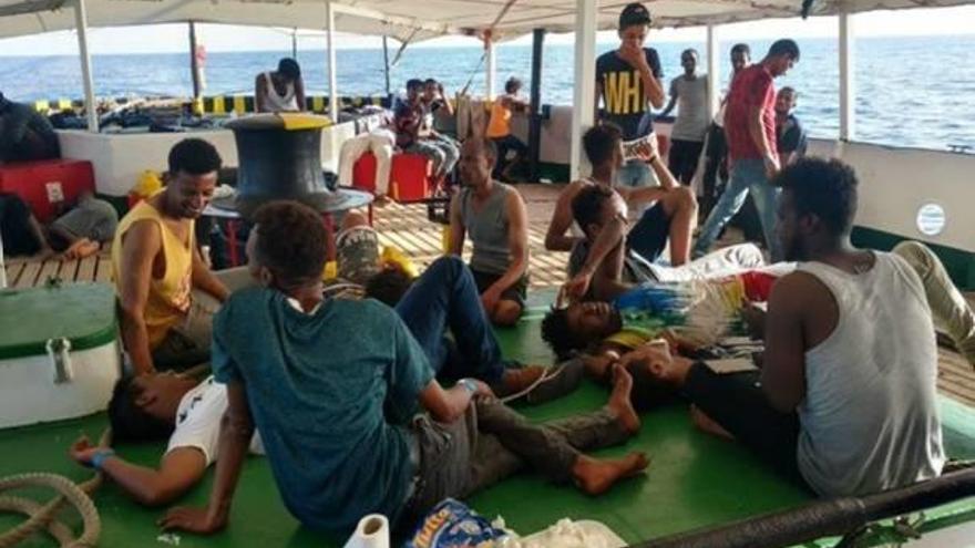 Parte de los inmigrantes rescatados que permanecen a bordo del &#039;Open Arms&#039;.