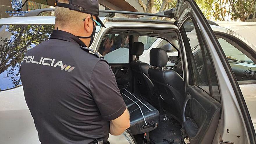 Un policía inspecciona el coche de los sospechosos. | CNP