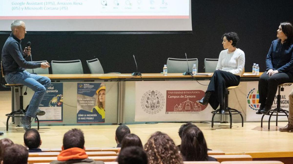 Un momento del encuentro en el salón de actos del campus. | J. L. Fernández