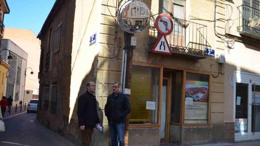 Salvador (izquierda) y Vega (derecha) junto al edificio de Lagares.