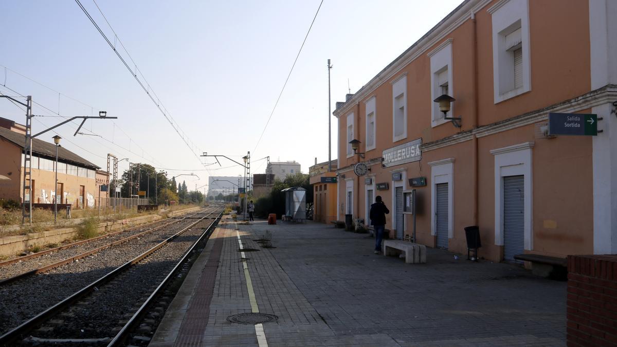 Pla general de l&#039;estació de tren de Mollerussa, de la R12, amb dos persones esperant el tren, el 19 d&#039;octubre de 2021. (Horitzontal)