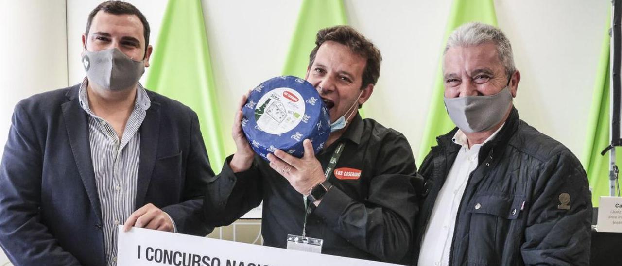 De izquierda a derecha, Santiago Pulgar, Alberto Amandi y Alberto Menéndez-Rosal, en la entrega del premio. | |  IRMA COLLÍN