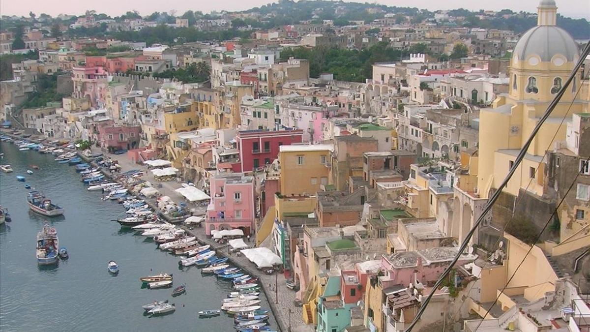 INTERNACIONAL ITALIA Playa del Pozo Viejo de Procida (Italia  cerca de Napoles  conocida como playa del Cartero  Fotos  Rossend Domenech