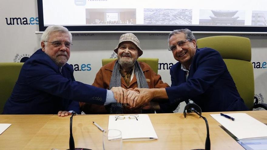 José Manuel Cabra de Luna (izq), Julio Diamante y José Ángel Narváez, tras la firma de la donación.