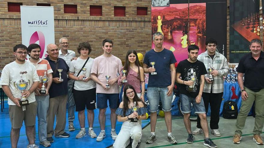Participantes de todas las edades con sus trofeos. | Xadrez Ourense