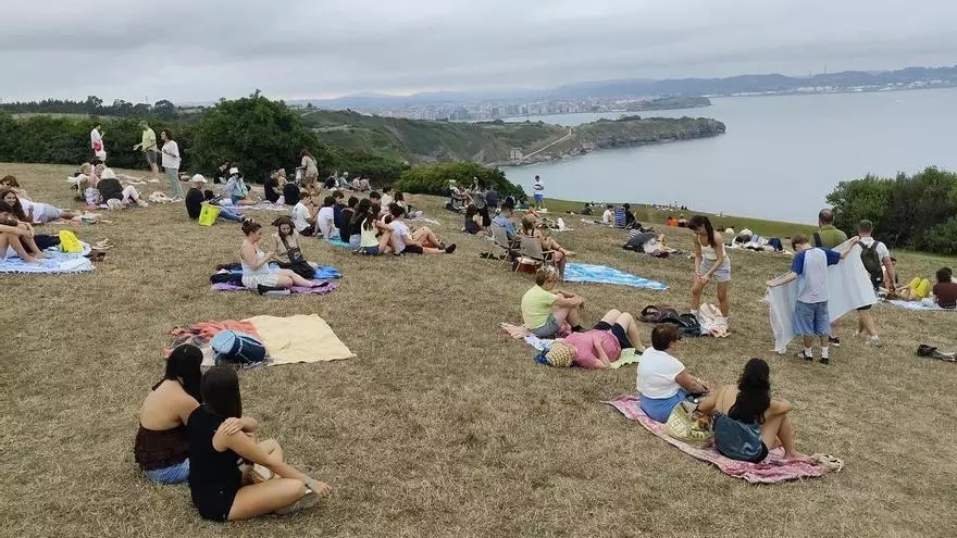 VÍDEO: Todo listo para ver el eclipse: primeros cortes en carreteras, llenos de aparcamientos en el centro y temor a las nubes en la costa