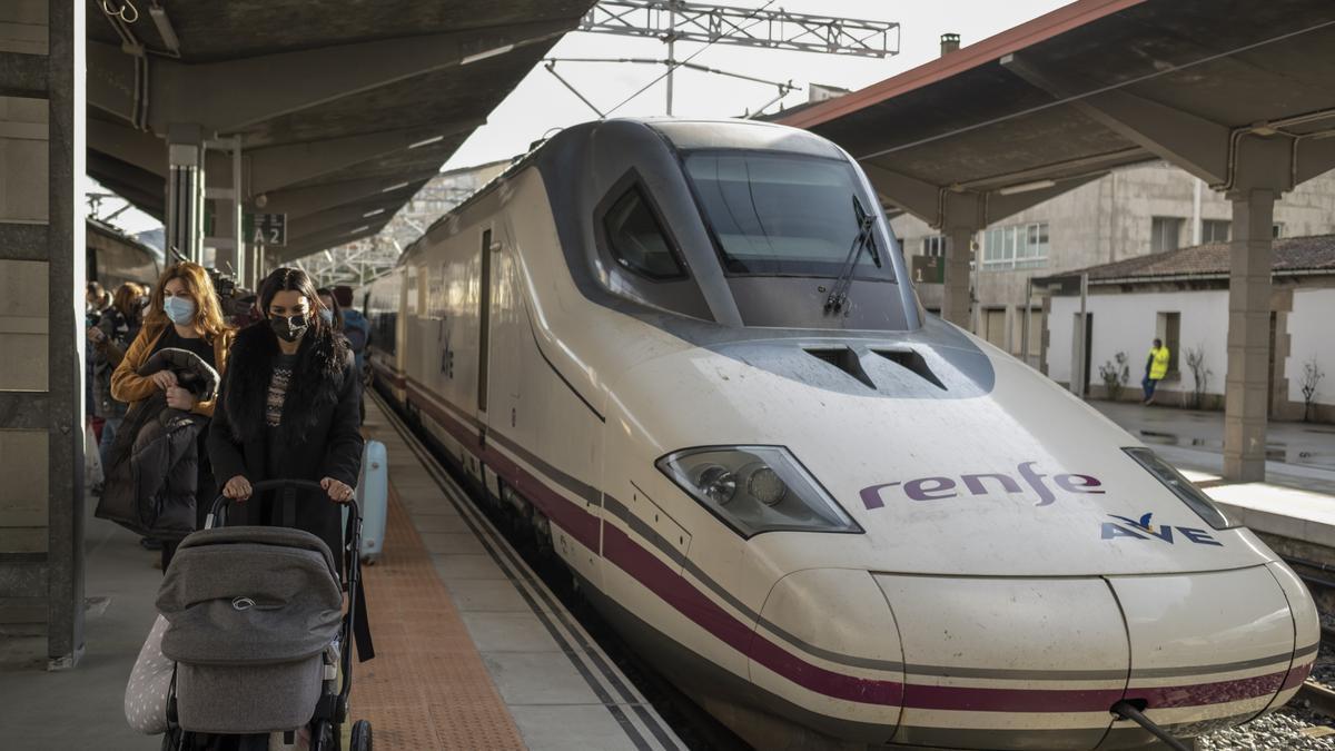 Primer AVE comercial entre Ourense y Madrid el pasado mes de diciembre