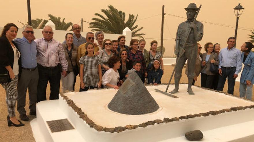 Familiares de Víctor Fernández Gopar junto a la escultura que se inauguró ayer en honor del Salinero en el pueblo de Las Breñas, donde nació en 1844.
