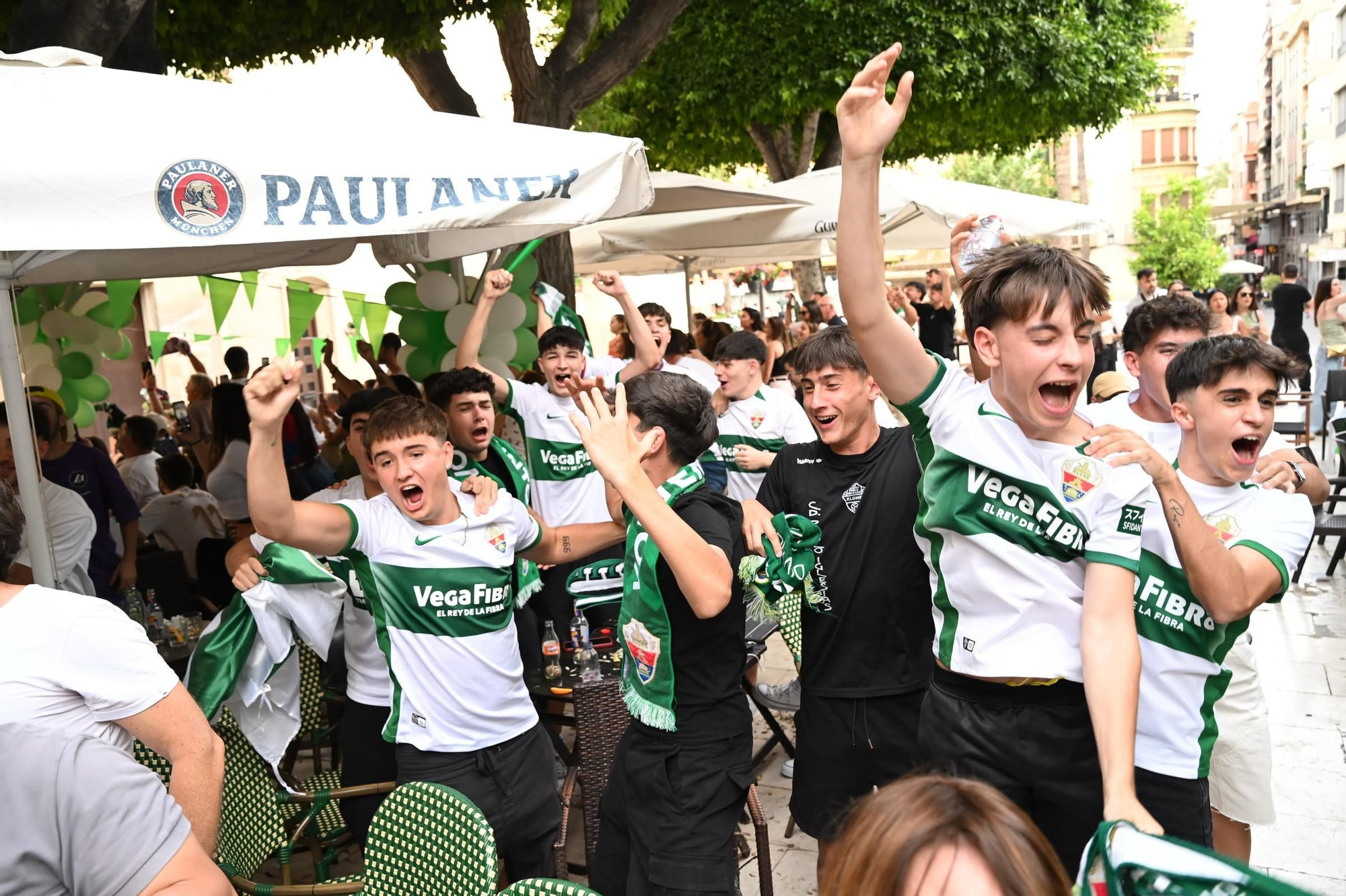 Nervios a flor de piel en el centro de Elche  y en los aledaños del Martínez Valero para ver el partido