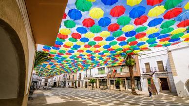 Malpartida de Cáceres: así es el Pueblo Europeo de la Cigüeña y de los 1.000 paraguas de colores