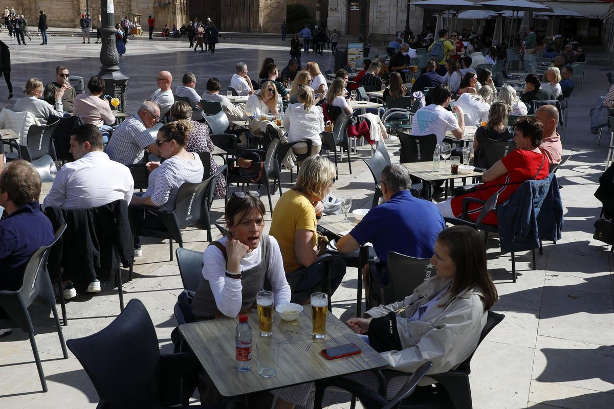 Terrazas llenas en la Plaza de la Virgen de València.