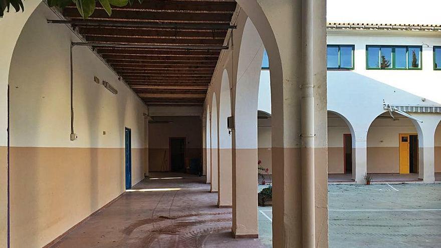 Patio interior de la escuela de Sa Torre, afectada por termitas.