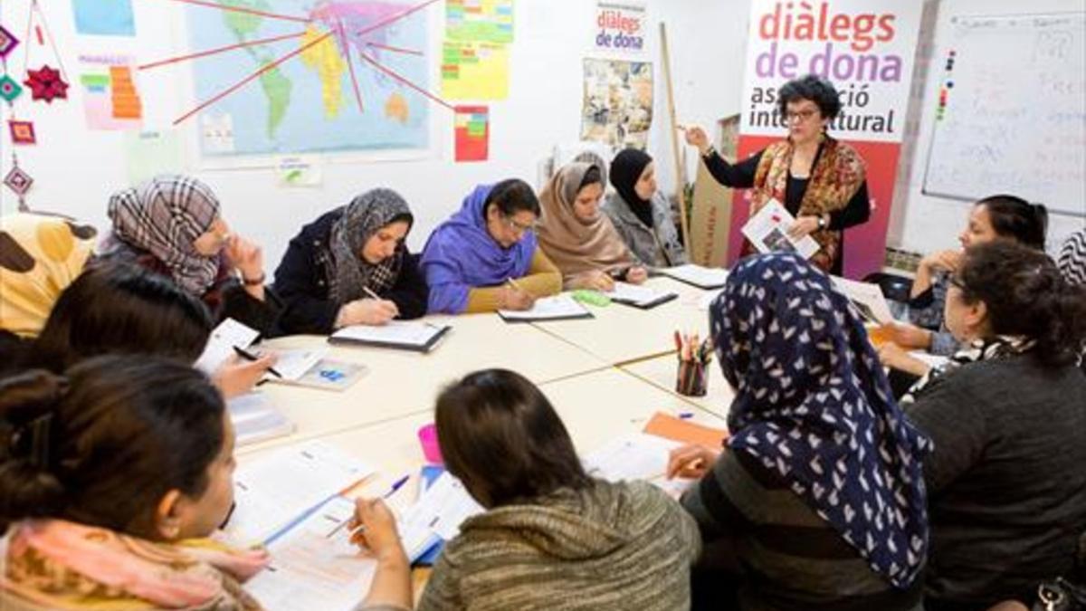 Integración 8Amor (de pie), con alumnas de Diàlegs de Dona.