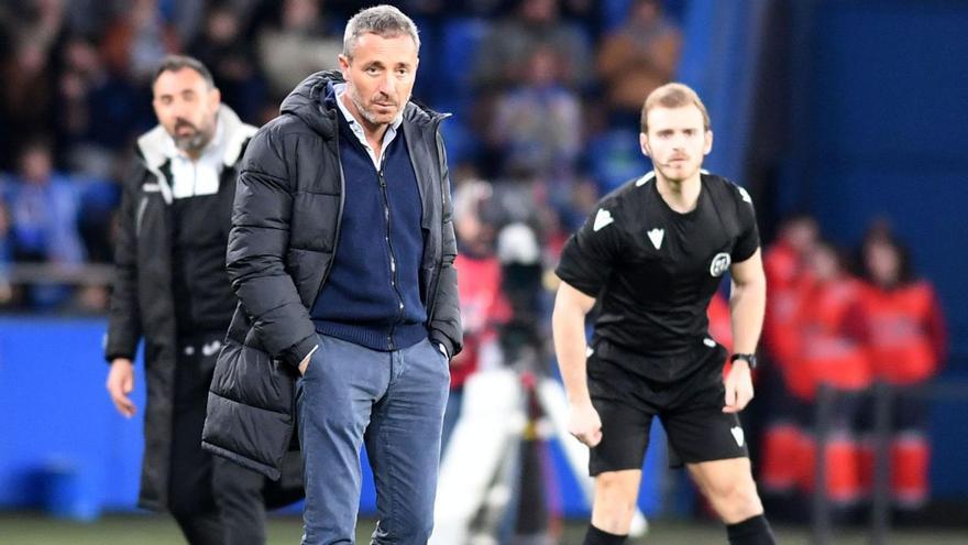 Óscar Cano sigue desde la banda un partido del Deportivo la pasada temporada en Riazor. |  // CARLOS PARDELLAS