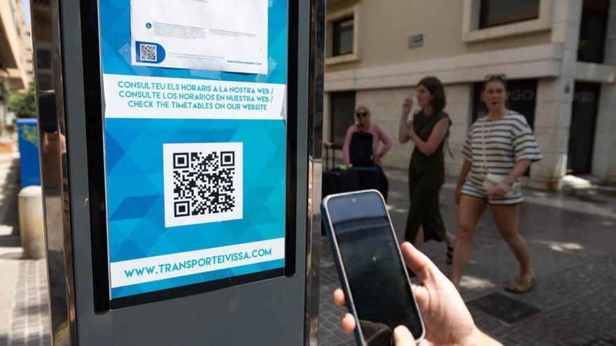 Usuarios del autobús en Ibiza: &quot;Yo miro en Google Maps, que esto no sirve para nada&quot;