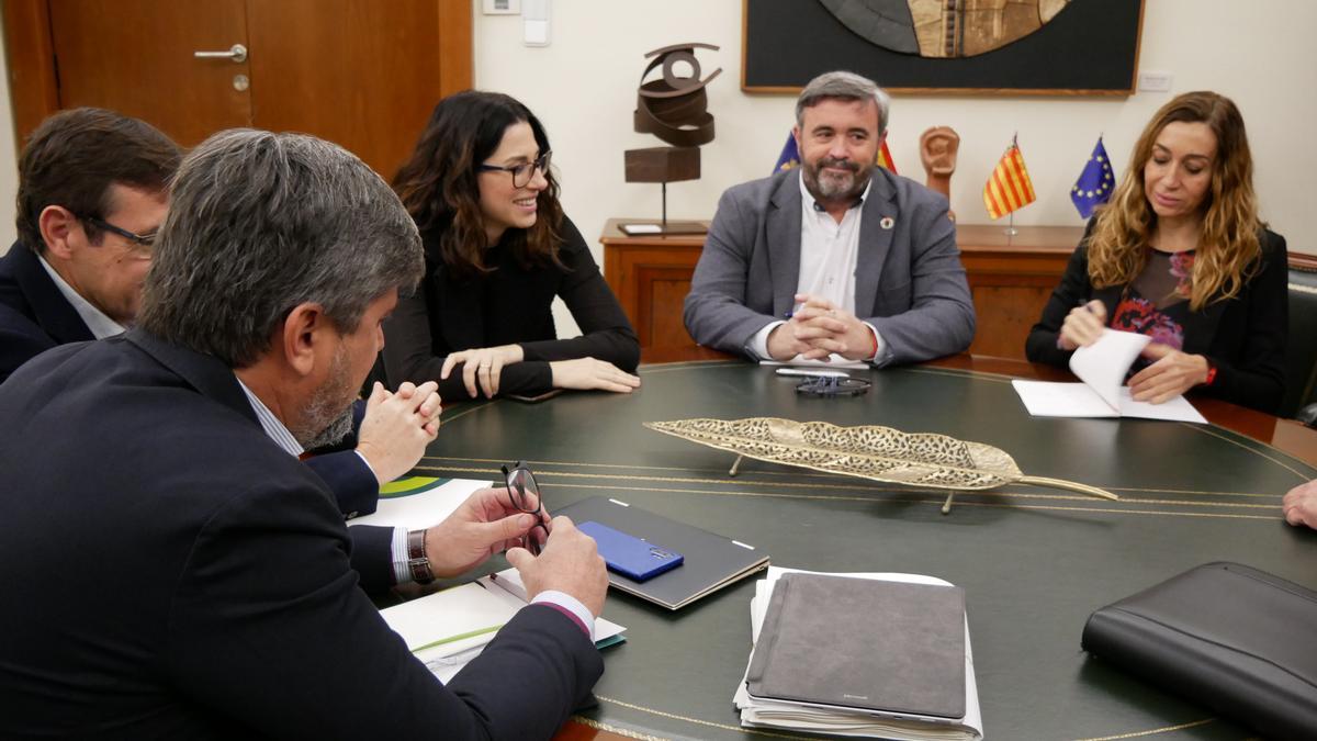 Reunión entre Aitana Mas, el alcalde de Crevillent e Isaura Navarro con el presidente y el director general de Enercoop