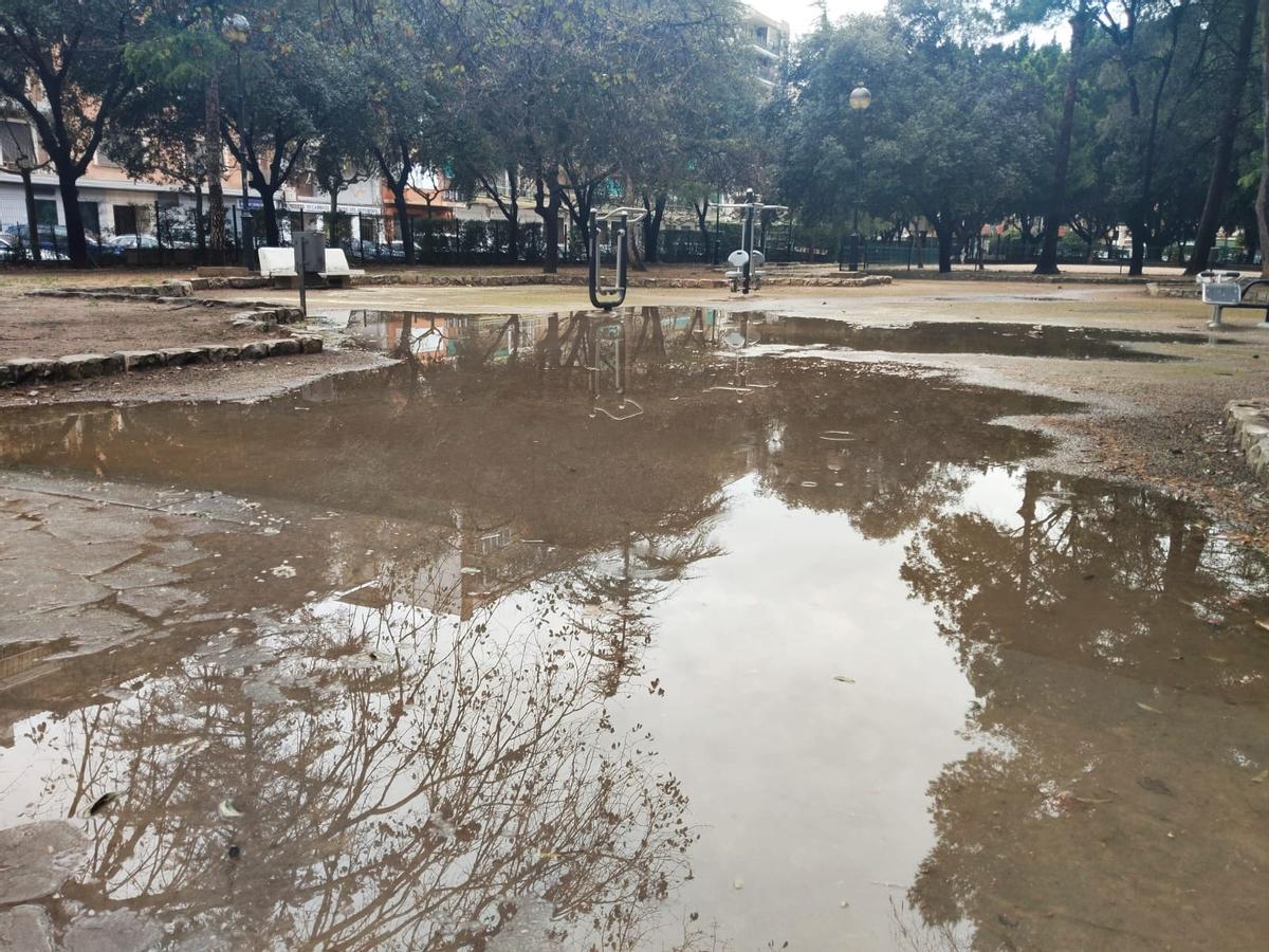 Un gran charco en el parque de l'Alquenència de Alzira, en una imagen de esta tarde.