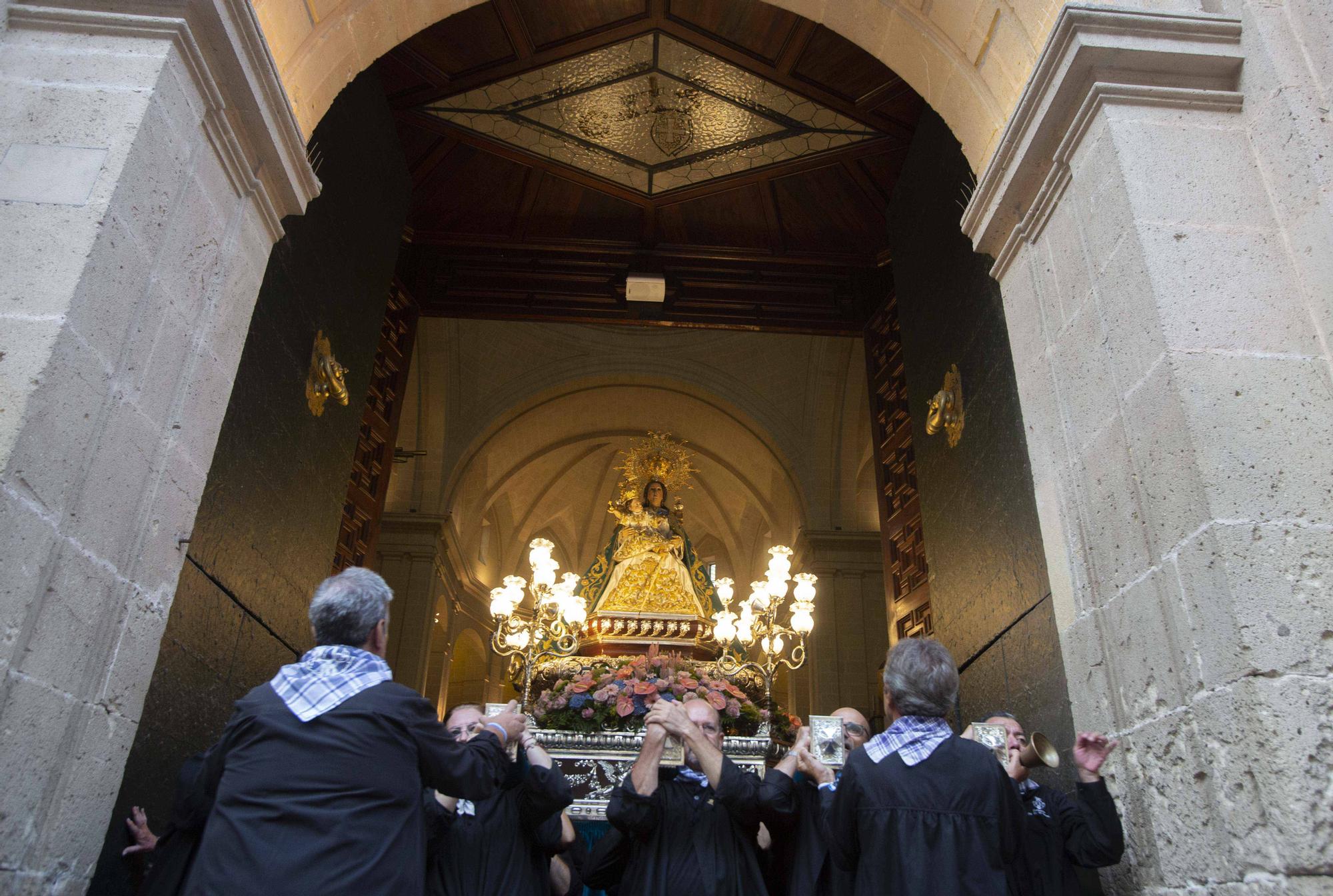 La Patrona de Alicante, la Virgen del Remedio, vuelve a recorrer las calles tras el parón de la pandemia