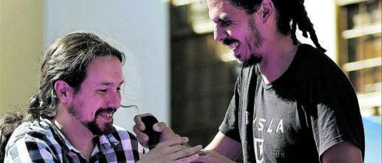 Imagen de archivo del exsecretario general de Podemos, Pablo Iglesias, con Alberto Rodríguez en Tenerife.