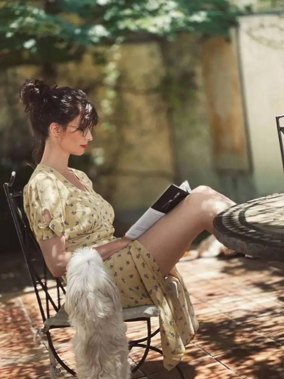 Paz Vega disfruta de un buen rato al aire libre en su jardín