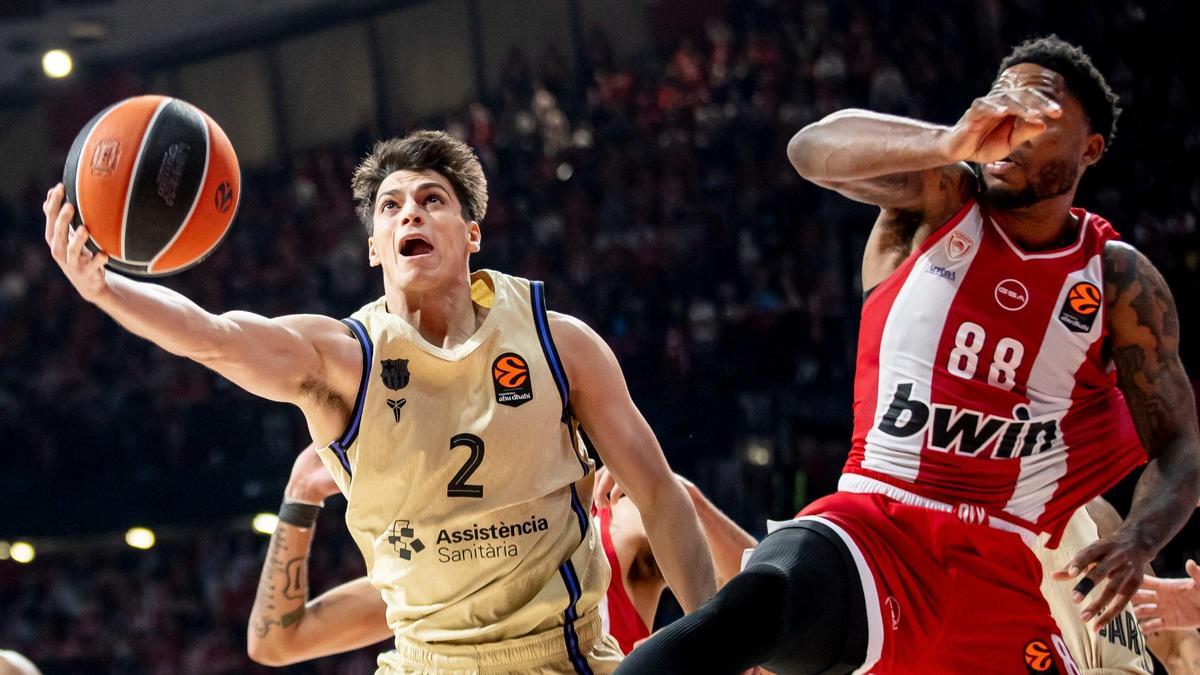 Juani Marcos intenta lanzar a canasta ante la oposición de Jones.