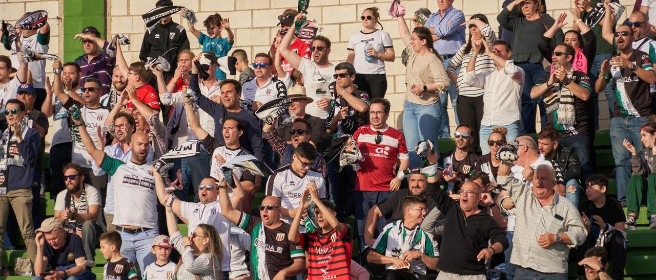 Aficionados del Mérida, en el partido disputado en el Príncipe Felipe de Cáceres.